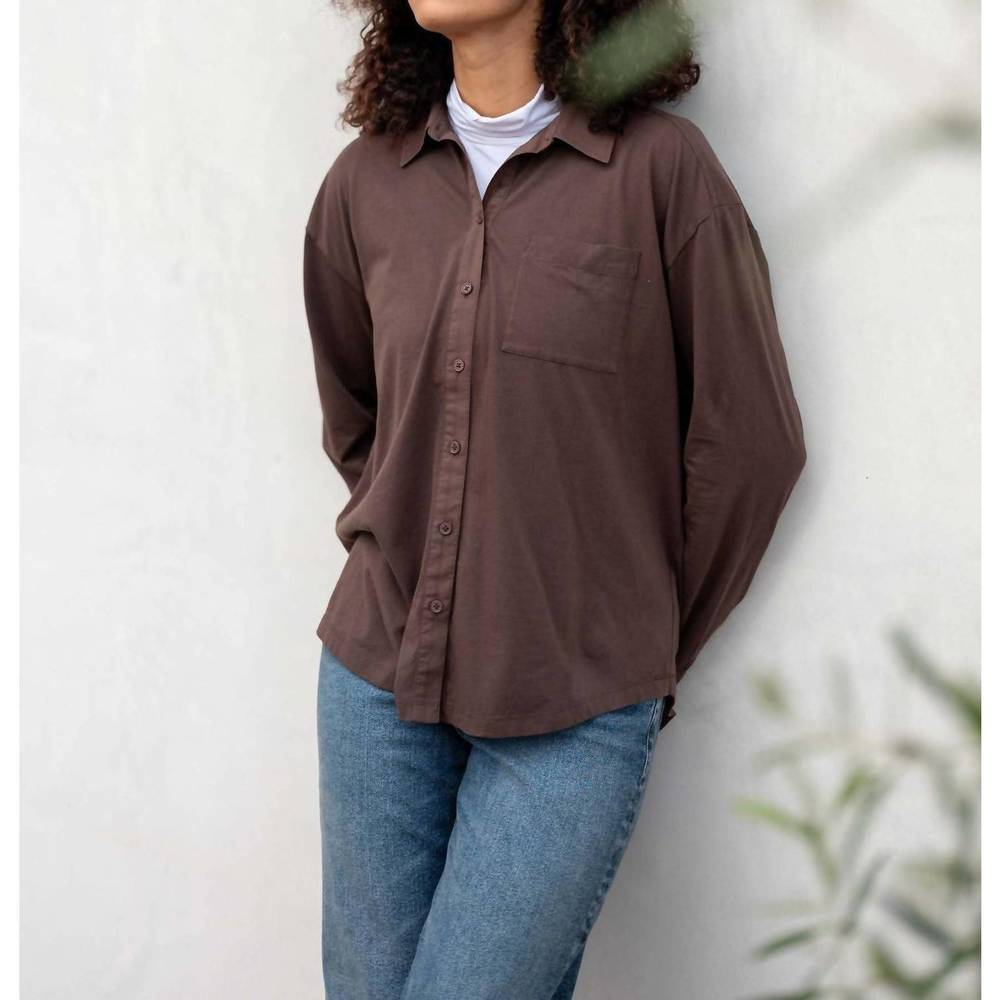 NEW MERSEA moderne oxford tee in chocolate